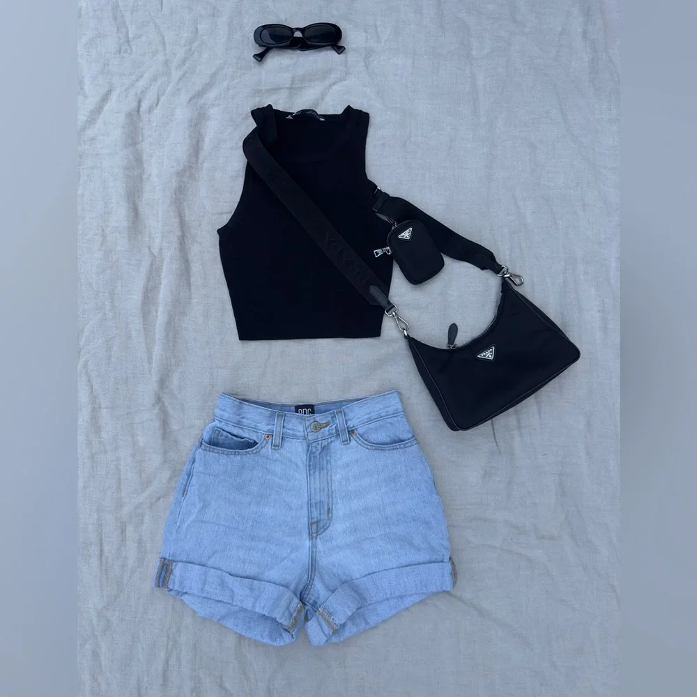Urban Outfitters BDG Light Wash Denim Jean High Rise Short Shorts Size 24 - Picture 8 of 13
